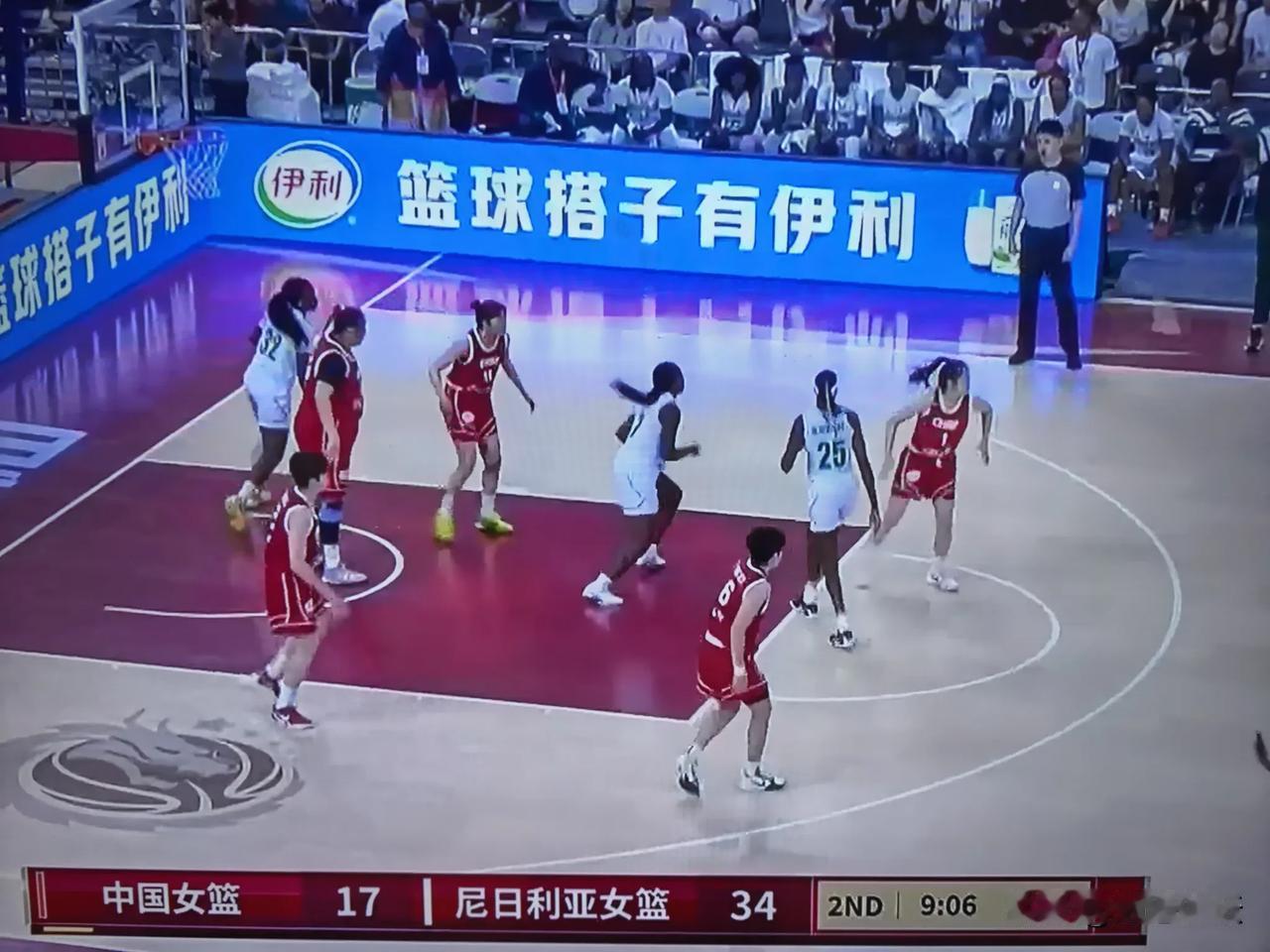 张子宇没有上场，中国女篮不会打球了！
    21：42大比分落后尼日利亚女篮！
