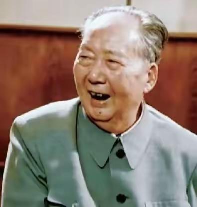 老人家自信的音容相貌，
您记得嘛？
他带给亿万人民幸福不能忘。
一定要时刻怀念感