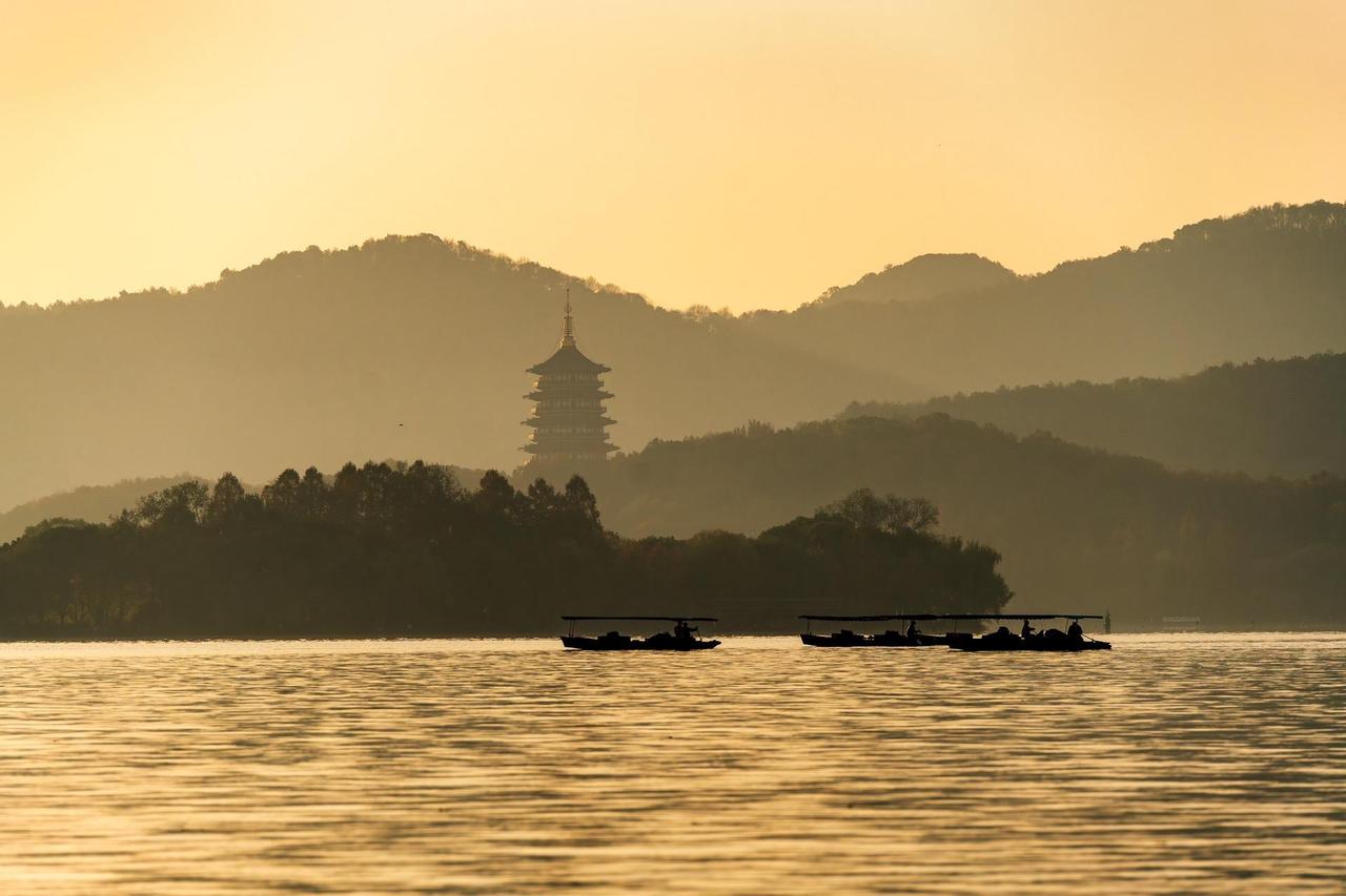 为何许多年轻人到了 30 岁既不谈恋爱也不结婚？主要原因在于当下的基础教育存在问