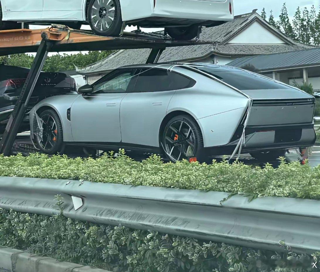 全新小鹏P7的尾部让我想起了特斯拉的Cybertruck，新车陆续发往各地，看来