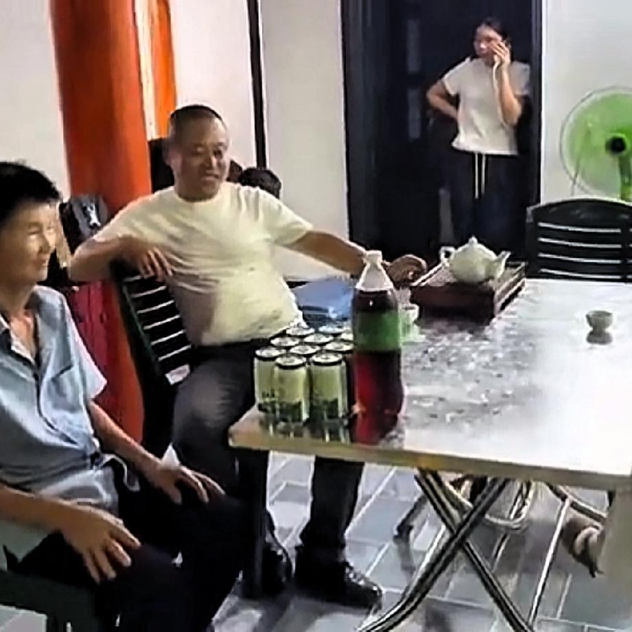 小潘和小秋在越南给小叔盖房子，前些日子带着小叔和老丈人，小舅子媳妇一起来中国云南