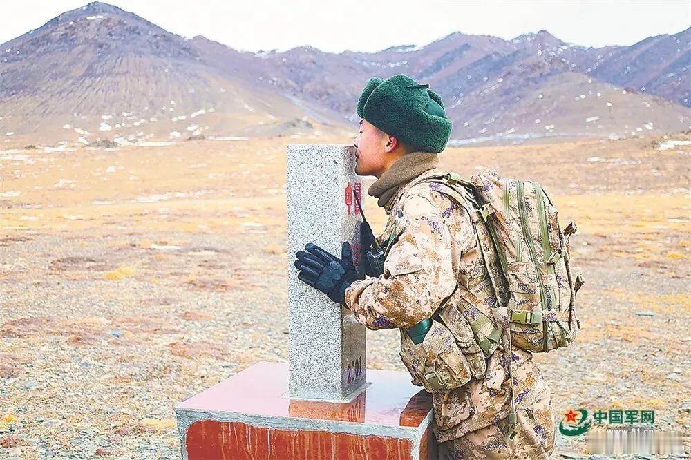 战士登上勇士峰完成戍边“成人礼”新疆军区库鲁木都克边防连列兵张樾桐，登上了那座被