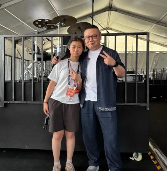岳云鹏女儿也太像他了吧？ 岳云鹏五一带13岁的大女儿麓一参加音乐节。 ...