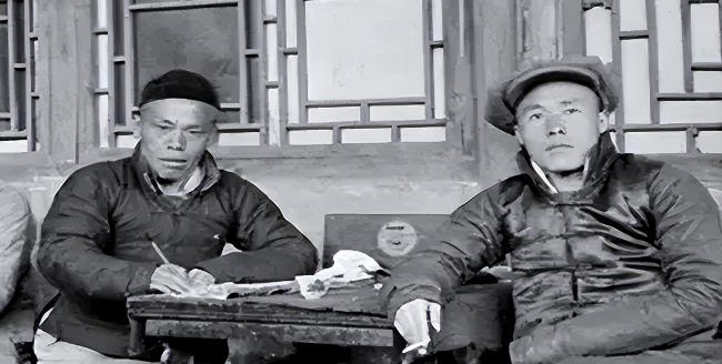 1946年，五千解放军被三万的敌军包围，为了不泄露机密，旅长下令烧毁重要文件，准