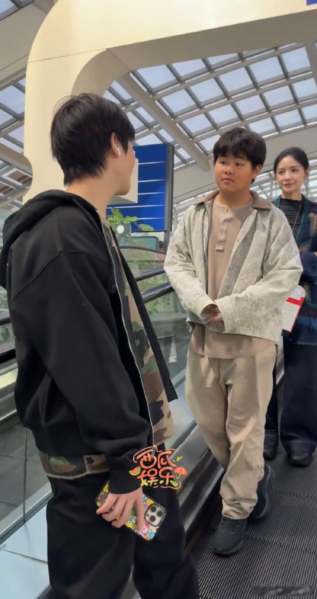 沙溢胡可11岁小儿子身高沙溢胡可11岁儿子身高小鱼儿和哥哥安吉一样都是高个子，看