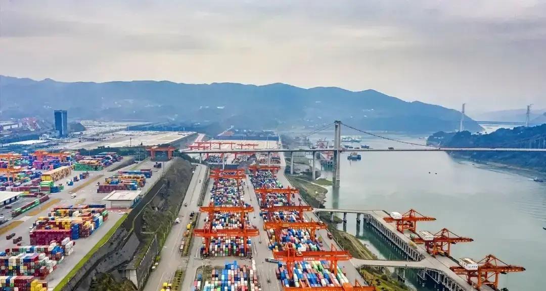 捷克现在对中国态度变软，核心原因八成不是“理念变化”，而是钱包受伤了。
 
新任