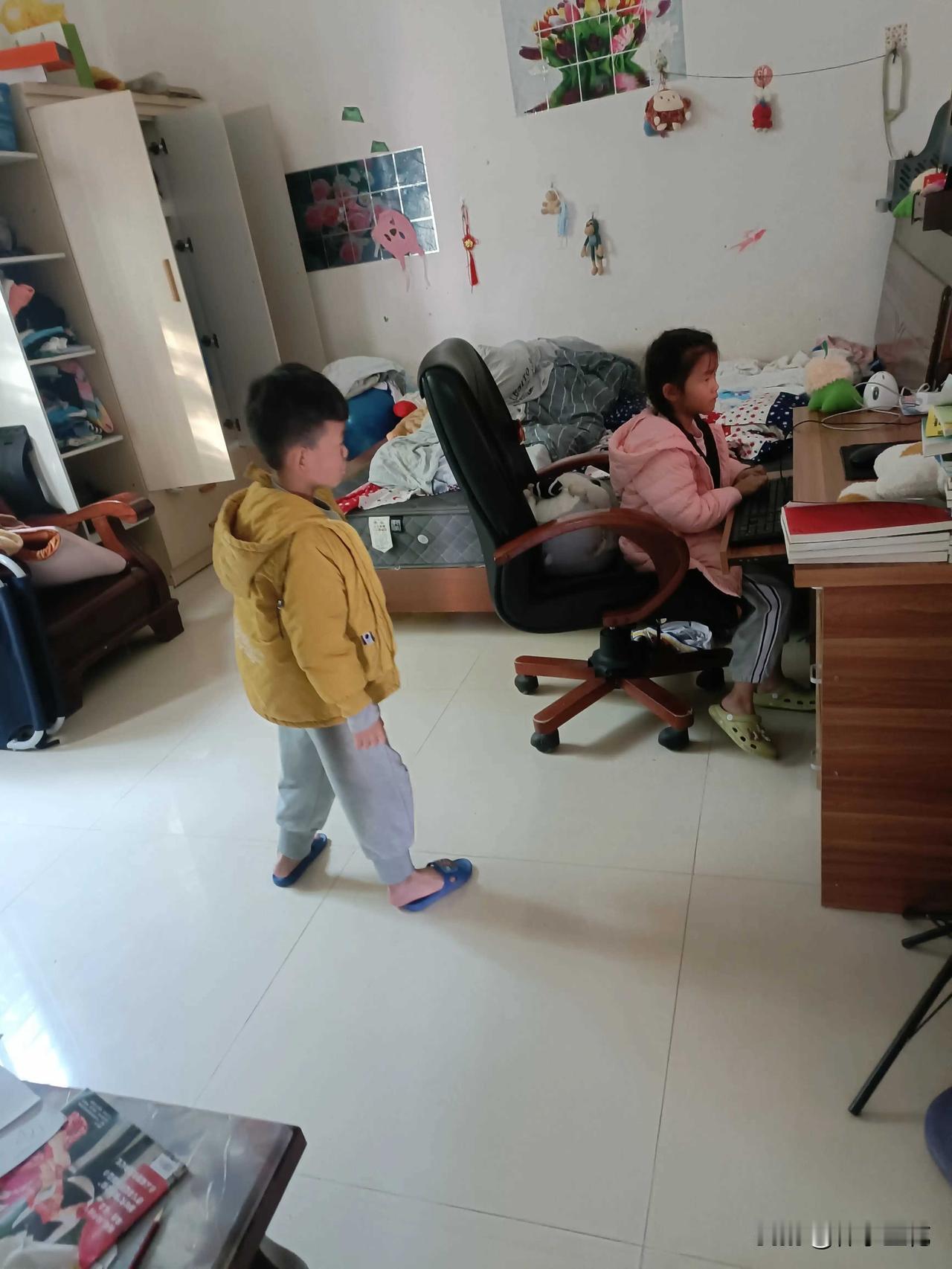 在这个五味杂陈的生活中，他的心情时而如同孤舟独行，时而如同风暴中的飘摇。11月的