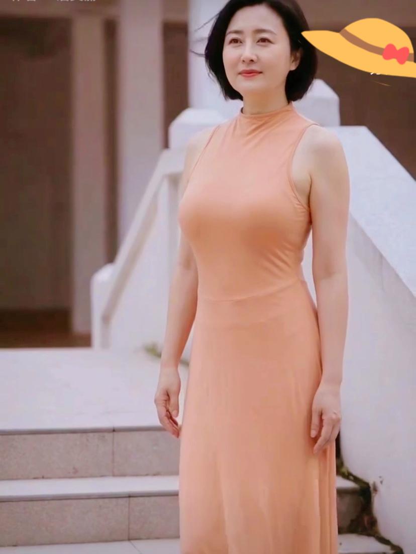 女人为了钱财，
能一丝不挂。
男人为了钱财，
会放下尊严。
为多挣些钱，
再累的