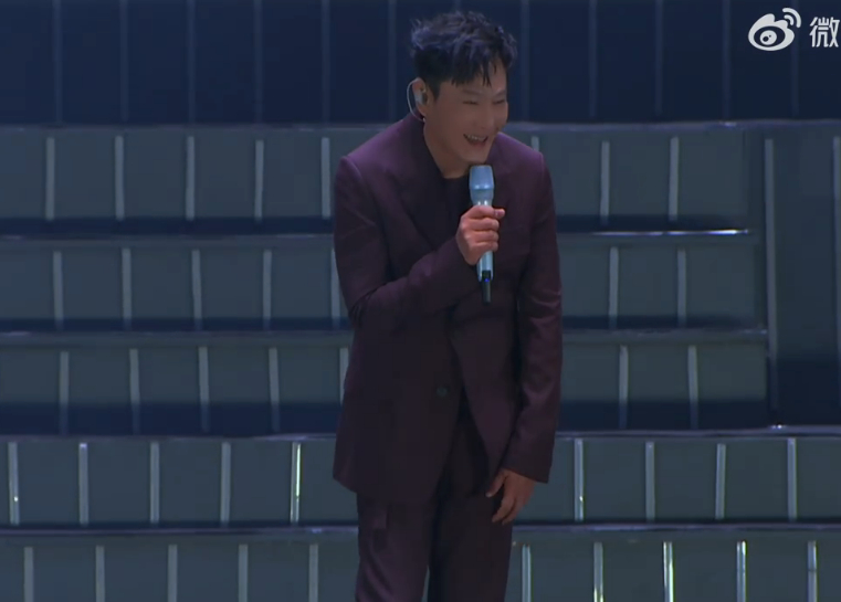 张信哲对歌迷戒断反应严重 张信哲的演唱会其实就是一场跟粉丝之间的双向奔赴，我想每