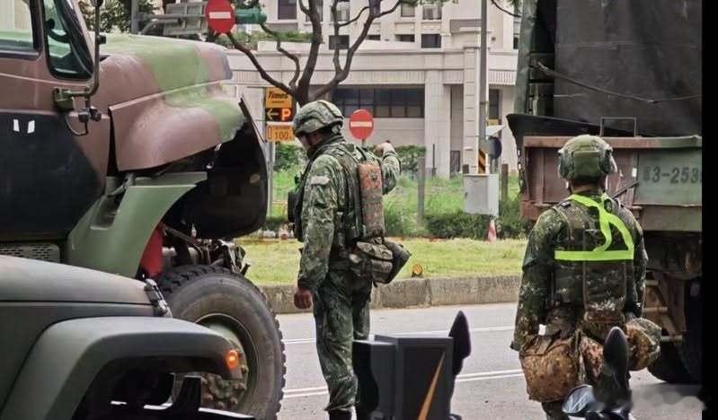 据对岸消息：13日蛙军🐸六军团发生3车连撞事件后，14日传出又有蛙兵跳楼了。之