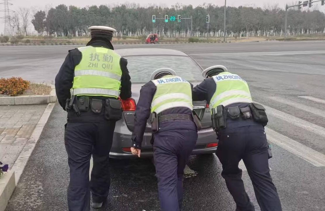 【车辆路上陷窘境 交警推车暖人心】12月19日上午9时许，@肥东公安 交管大队民