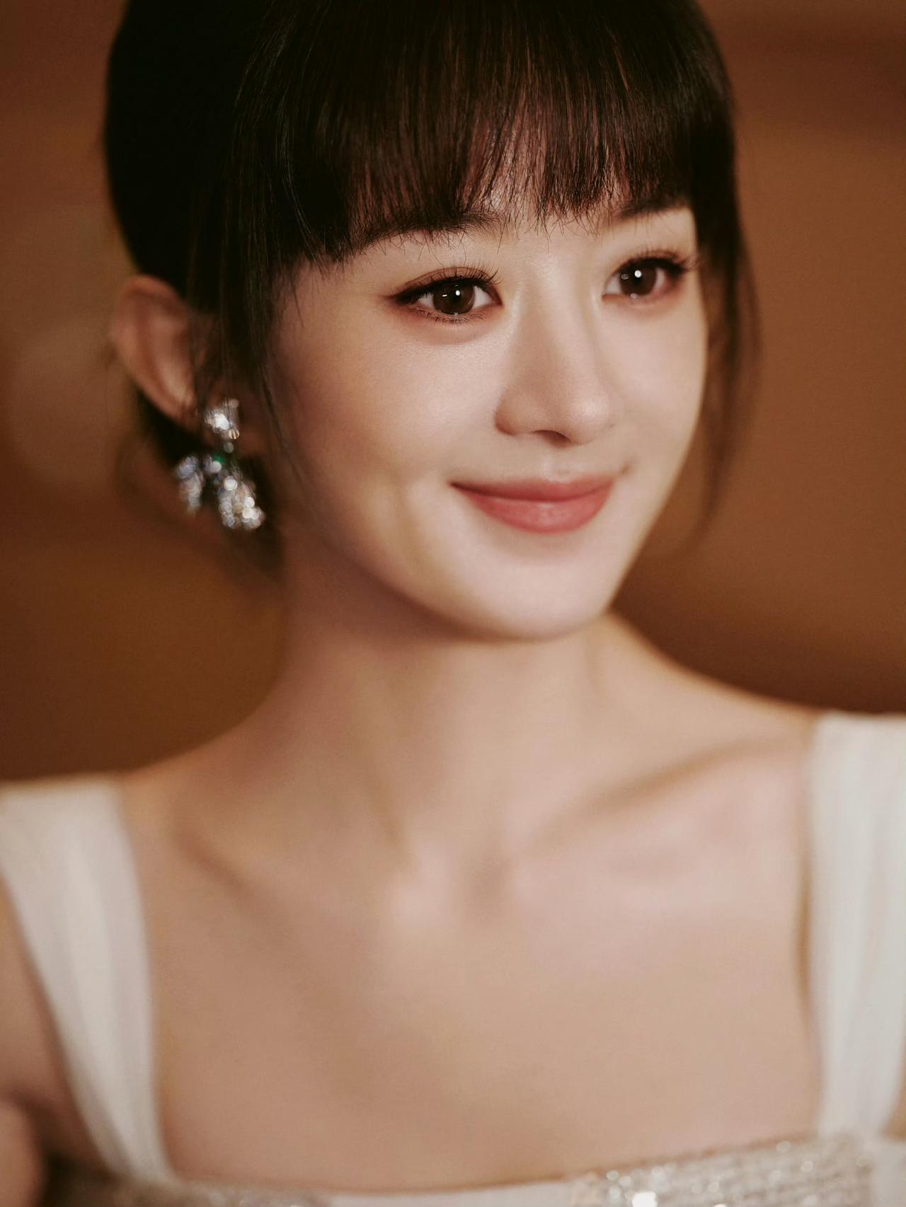 赵丽颖的短发齐刘海挺好看的
温婉，美丽，大方
最主要显年轻
这个发型，跟《知否知