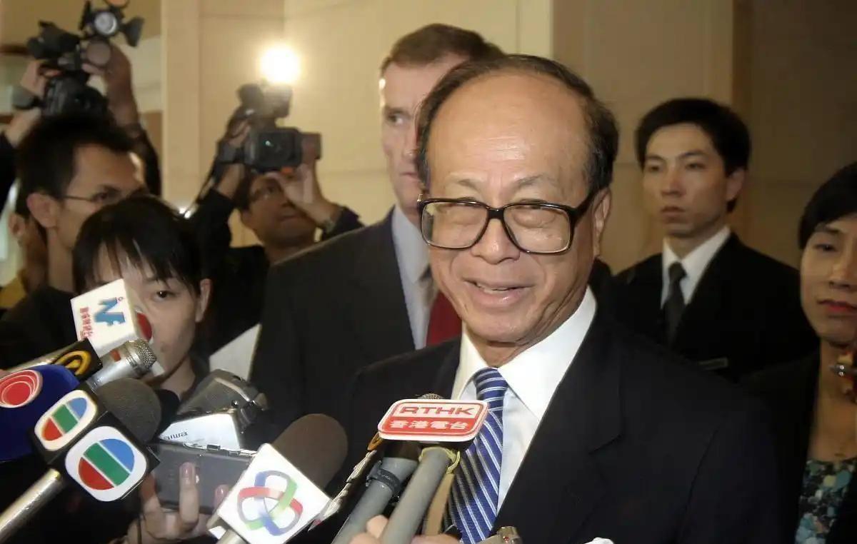 李嘉诚这次捐出8000万港元，舆论风向真的变了。

就在大半年多前，他因为出售港