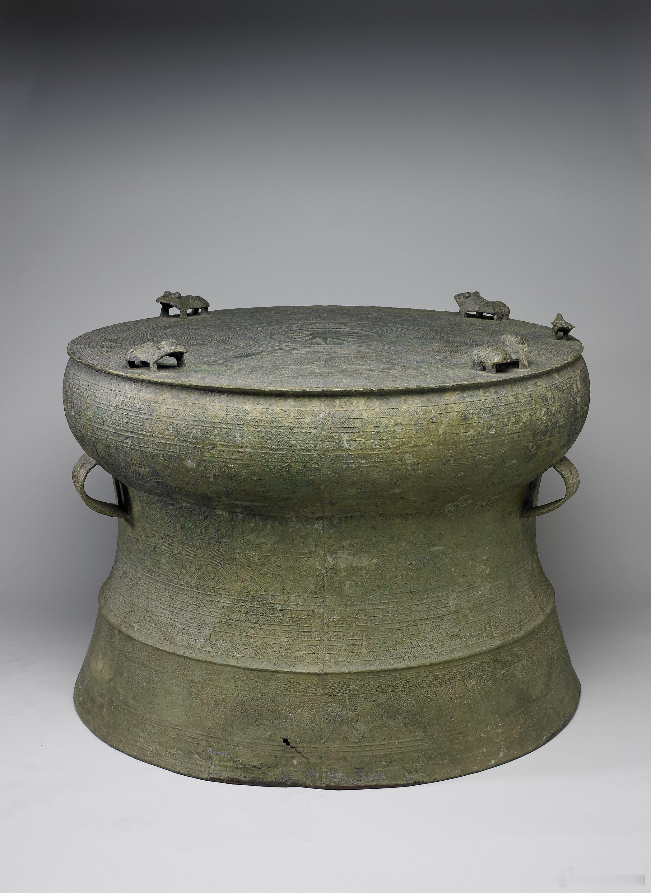 立蛙纹鼓，台北故宫博物院/藏鼓面向上，体如圆墩，平面曲腰，鼓身分作三段，中空无底