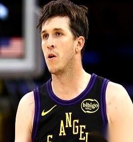 一份合同草稿，摆在了湖人管理层的桌上。
数字很刺眼：5年，2.41亿。主角，奥斯