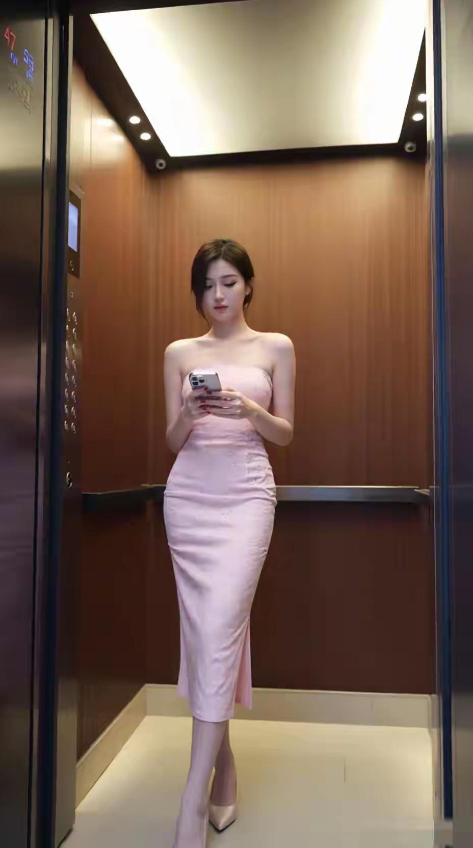 电梯里偶遇的美女模特