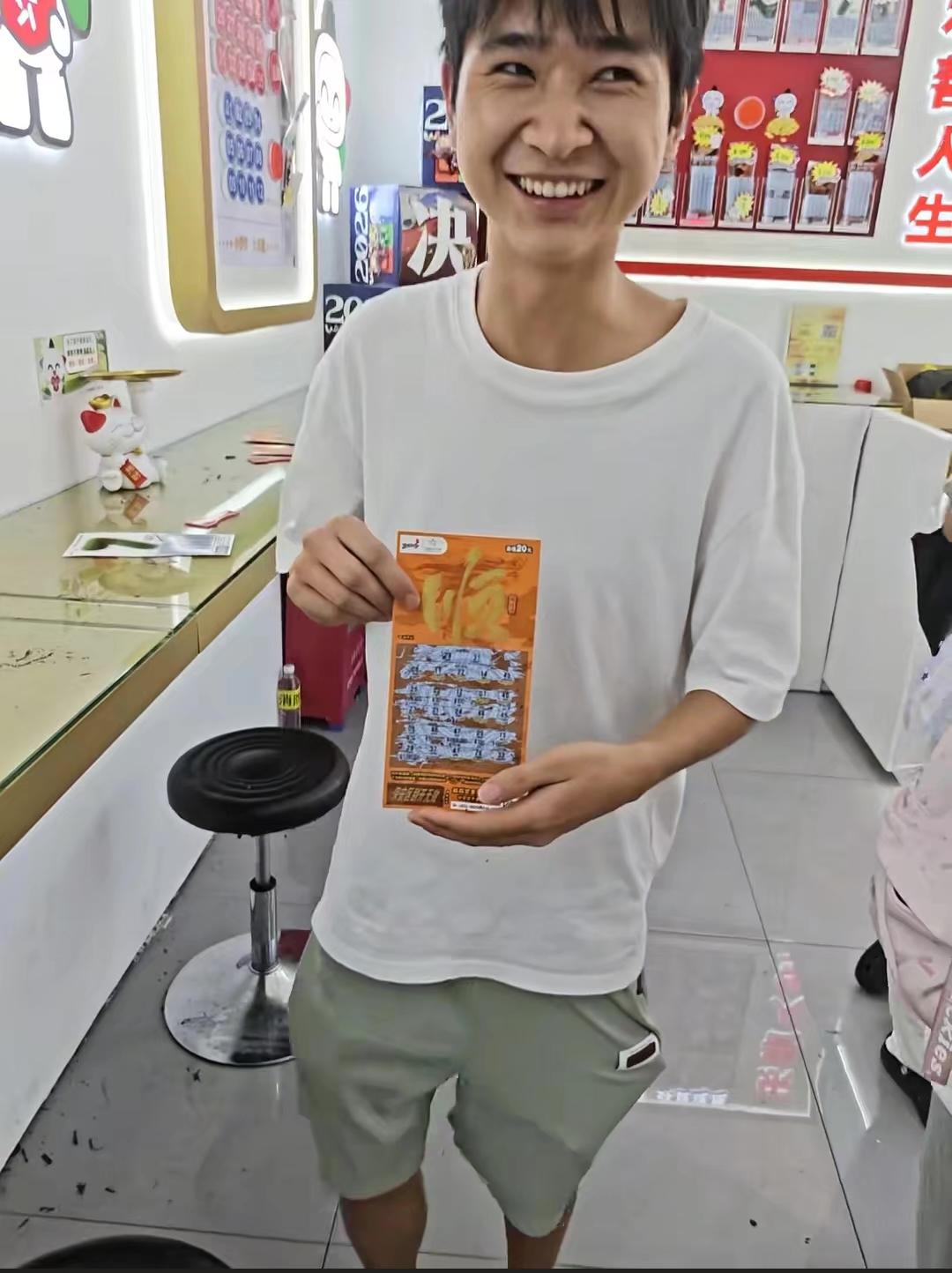 广东一位上班族中了中国体育彩票顶呱呱100万元！自己还在上班！

这个运气简直是