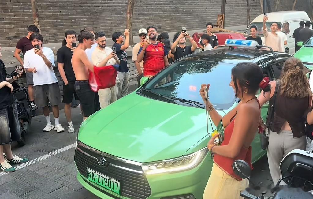 西班牙队赢得2026美加墨世界杯冠军🏆后，7月20日在西安旅游的
西班牙游客在