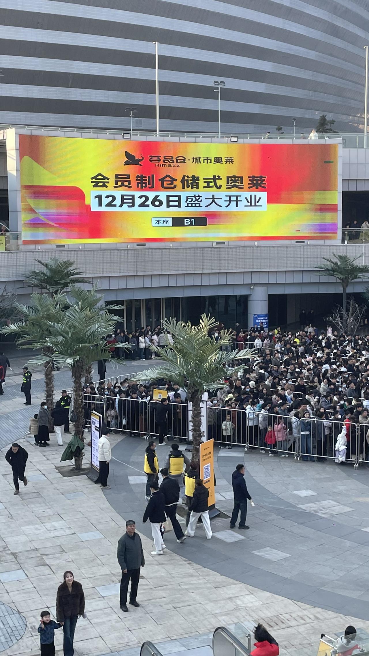 郑州奥体中心，从没见过这么多人排队！

郑州奥体中心奥莱开业，周末顾客太多了，体