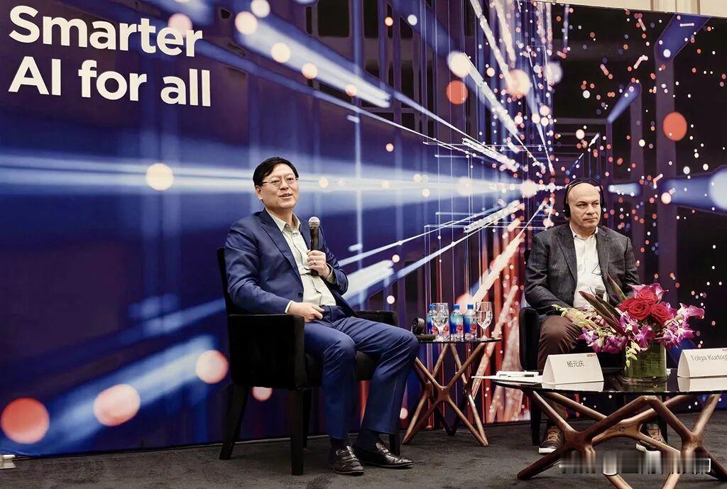 科技龙头揭秘AI新未来。近日，CES 2026期间，联想再次强调“混合式AI”的