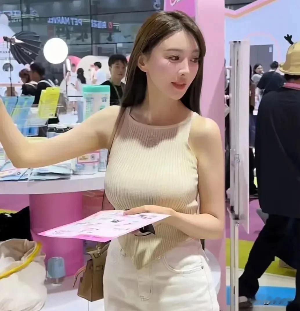 不得不说，黄教主的审美一直没变过，还是如此的专一。
    有没有觉得现在这个叶