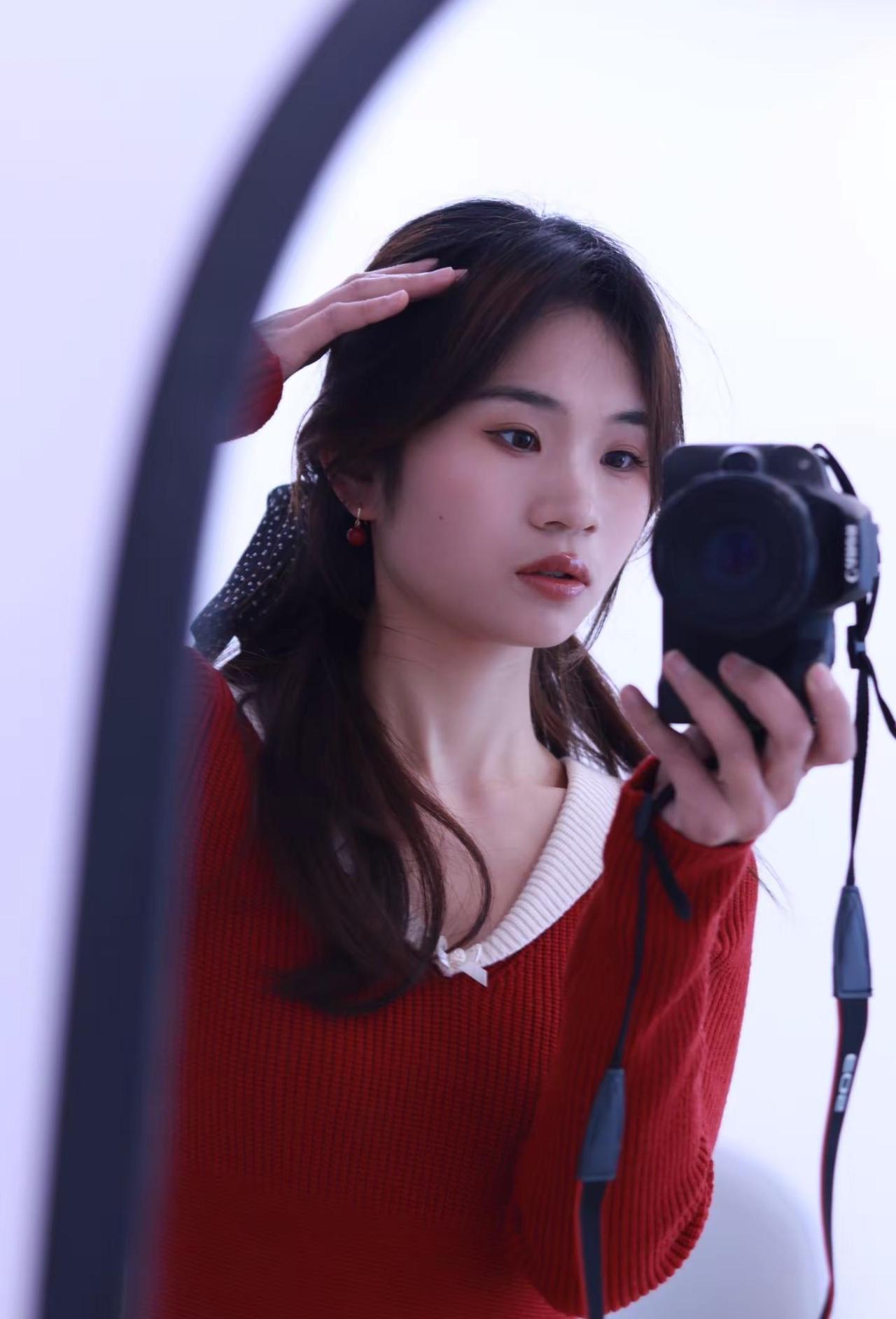 “生活没有暂停键，但照片有啊”穿搭时尚 韩素希氛围感大片