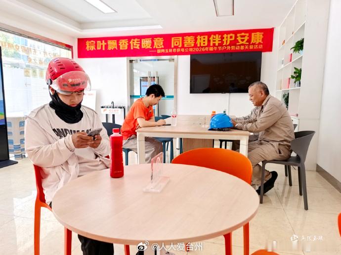 玉环清凉驿站撑起盛夏绿荫 【烈日下，这里有一群人的“续命港湾”】37℃的玉环街头