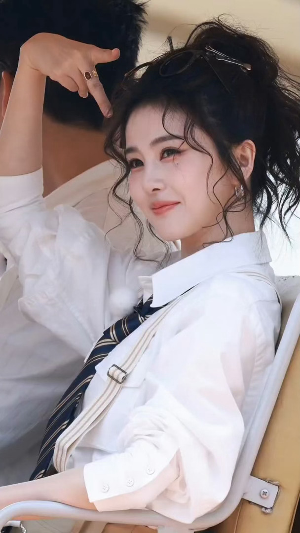 白鹿奔跑吧本次最后一次上班白鹿奔跑吧最后一次上班，小卷毛造型好可爱，就这样一直美