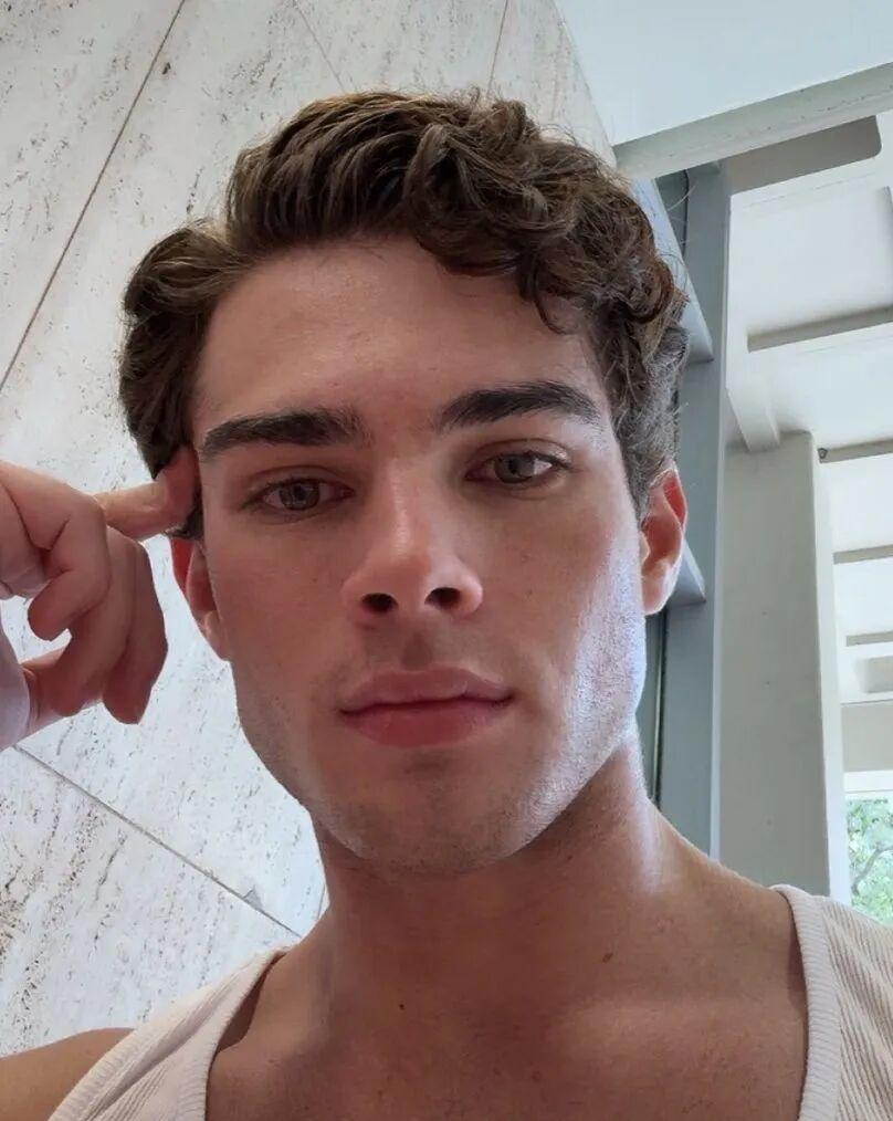 美国知名网红 Clavicular 近日公开揭秘，自己那精致的下巴并非天生，而是