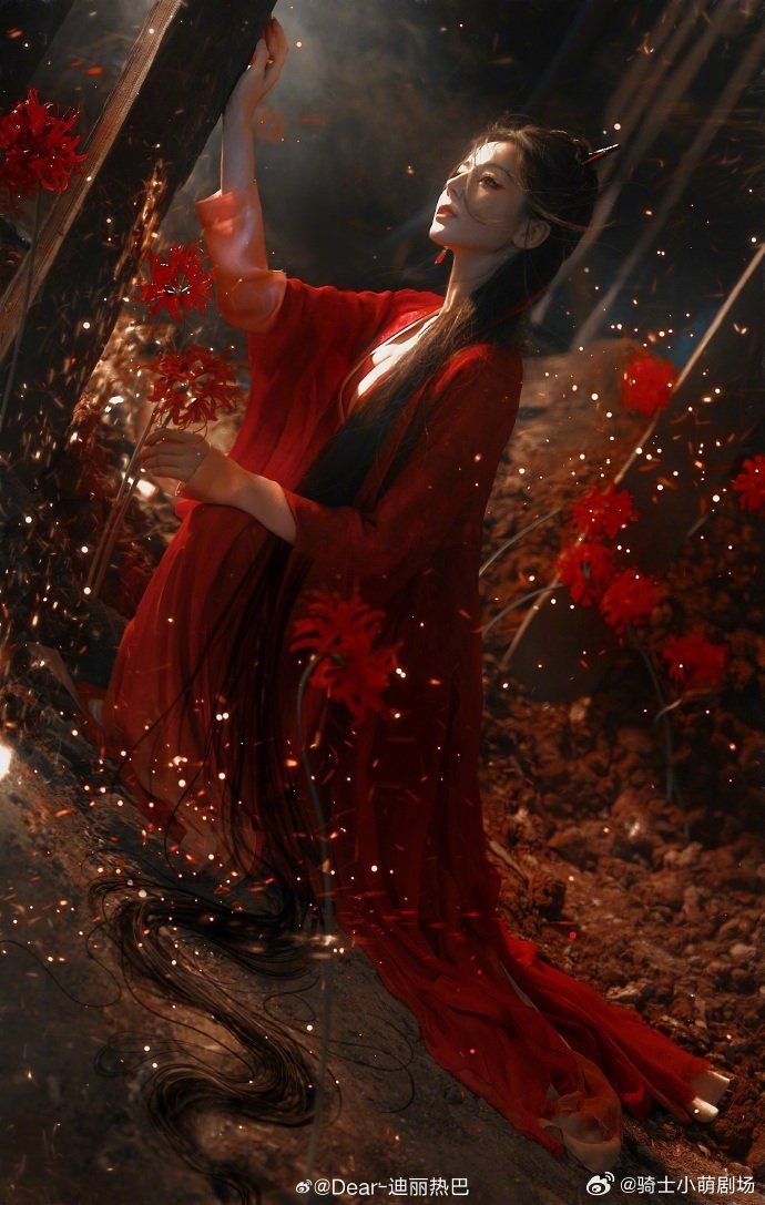 迪丽热巴鬼王妆是自己的想法贺思慕美妆博主的时候亲手弹出血迹妆，热巴把鬼王妆玩出创