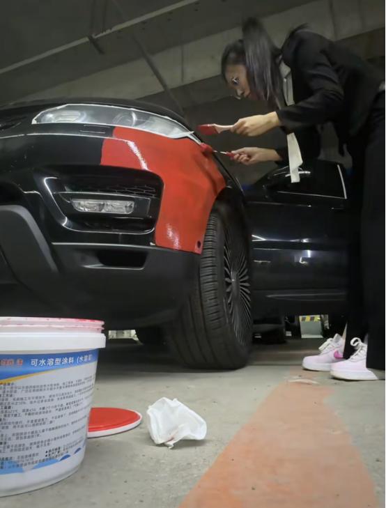 “这媳妇够狠的！”吉林，女子趁老公睡着了，竟然偷偷拿上油漆，去车库将老公心爱的路