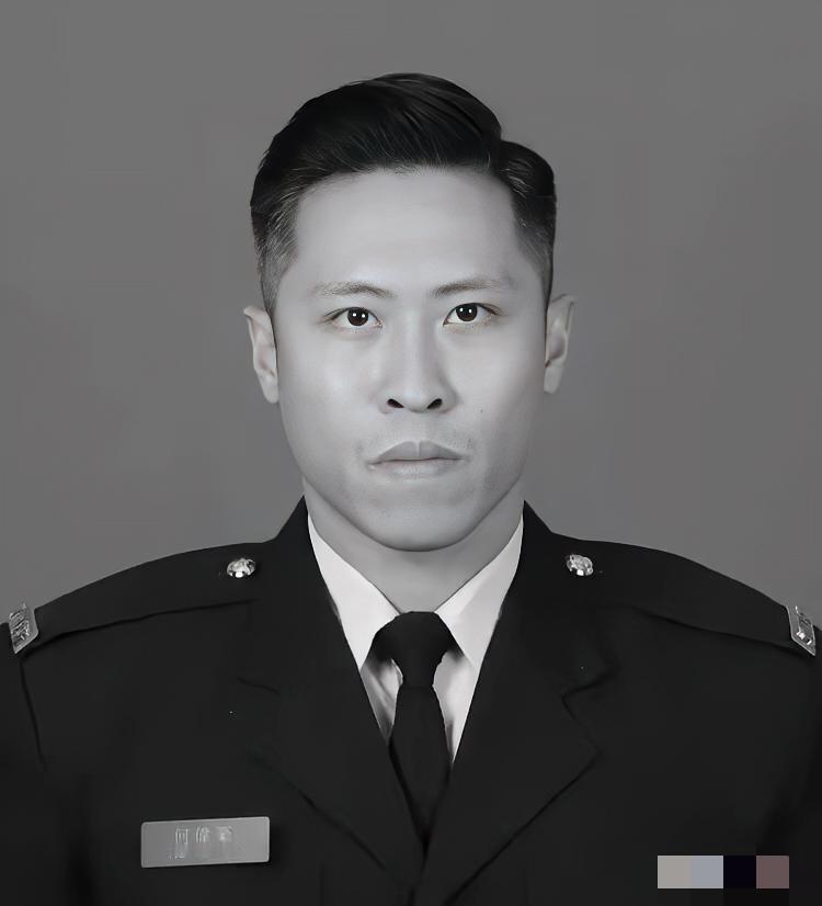 现在全网最难过的人，估计就是何伟豪的女友了。

相恋十年的男友，救了别人，却永远