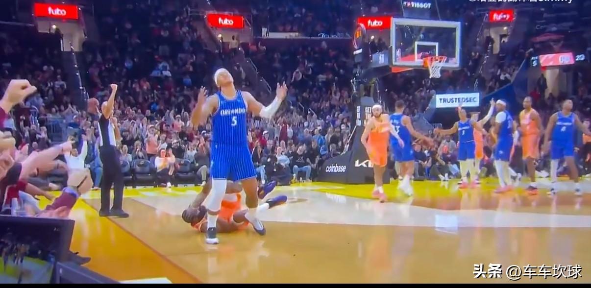 登哥半场砍下22分！！！ ​​​全场不得？这这不就是火箭登么[赞]

登哥半场几