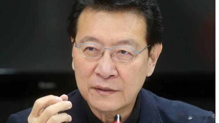 国民党内乱不已！
这场风波的导火索，是国民党内部两种完全对立的军购预算方案。一方