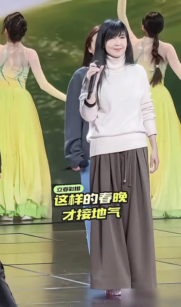 都别再纠结春晚后台的“不老神话”了。
 
台上，58岁的周慧敏穿粉裙站那儿，眉眼