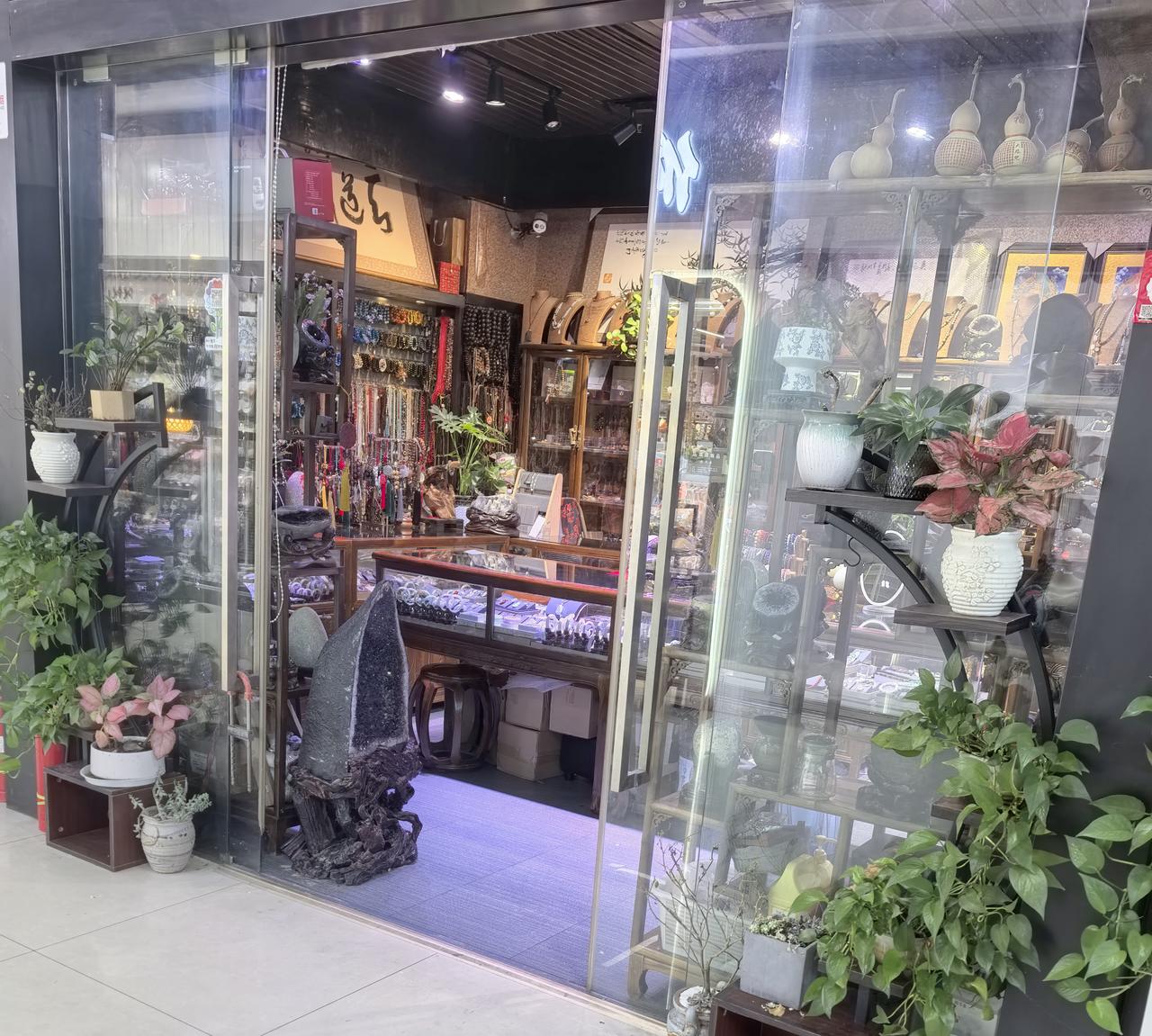 市场有几家卖工艺品的店，
平时看着也没什么人逛，
但是这几家店在市场开了很多年。