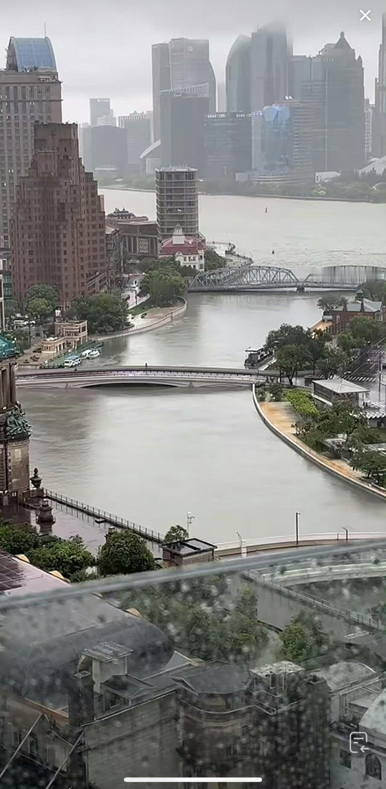 上海中心1000吨阻尼器开始摆动现在的长海已经是这样了嘛，好像一直在刮风下雨，等