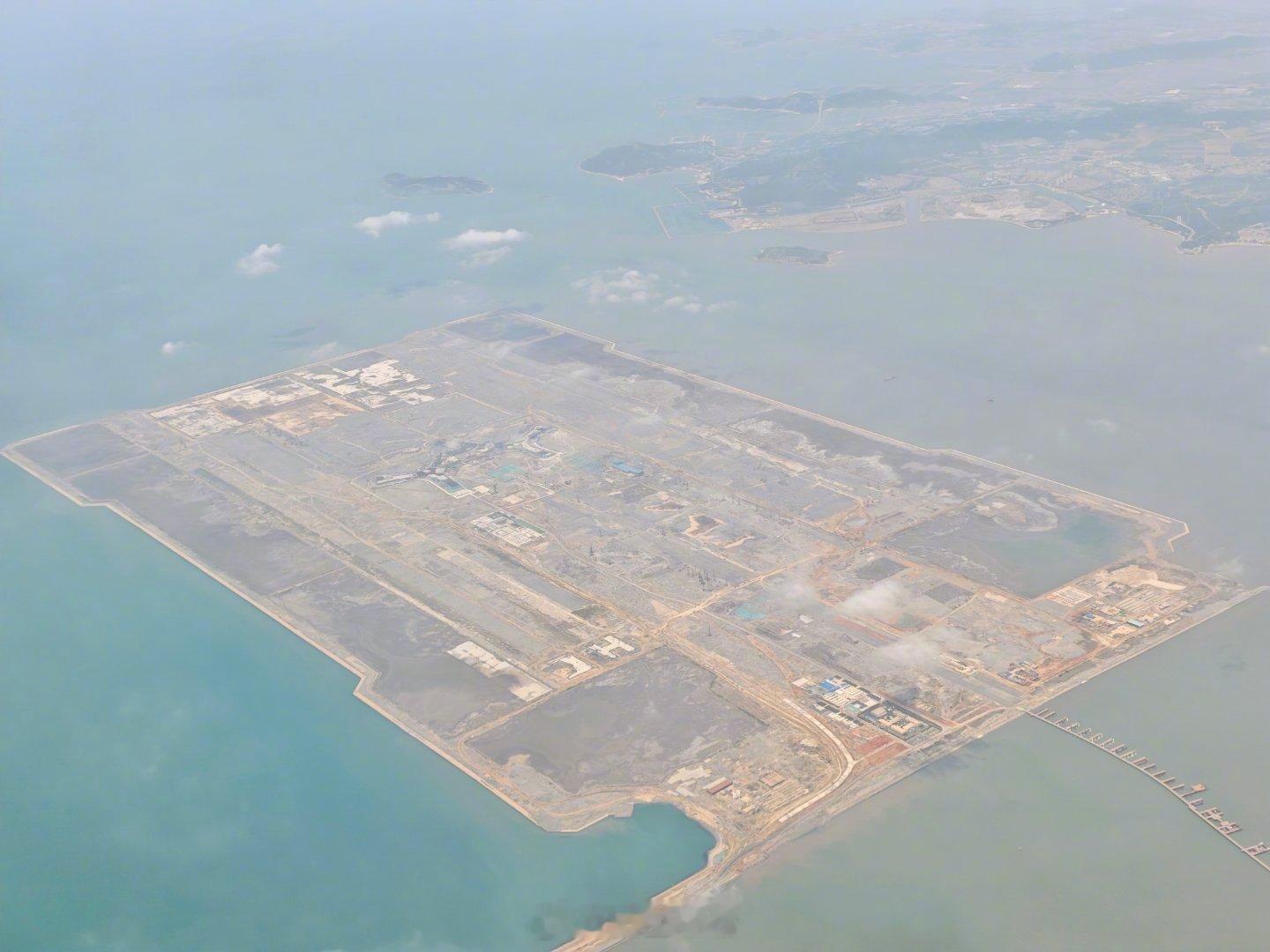 大连起飞，正好俯瞰在建的大连新机场——大连金州湾国际机场。整个机场都是填海造陆建