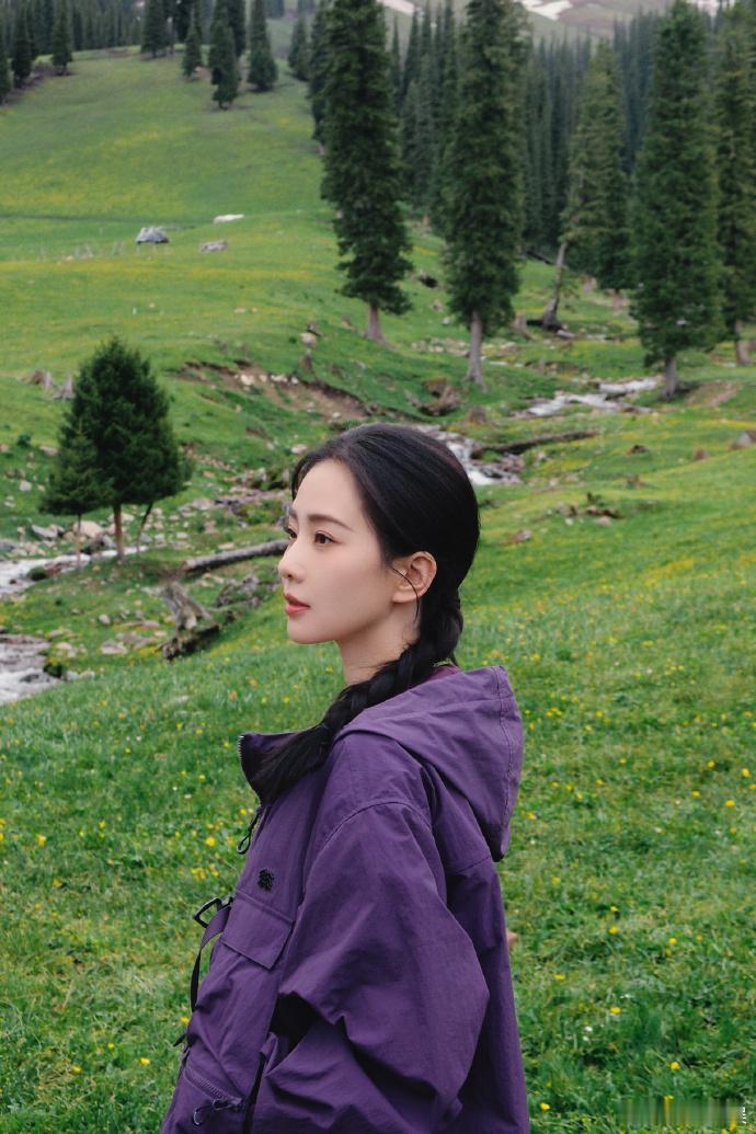#刘诗诗紫色冲锋衣##刘诗诗以明媚好心情开启新的一周# 刘诗诗的紫色冲锋衣魅力非