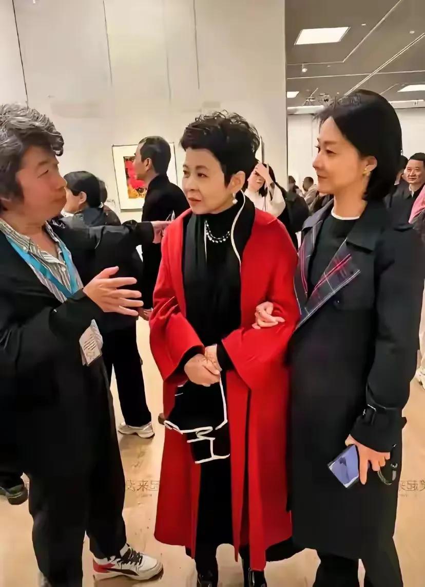 为什么说董文华老了？除了精神上表现出来的状态，其实，她什么都没变。还是从前的精致