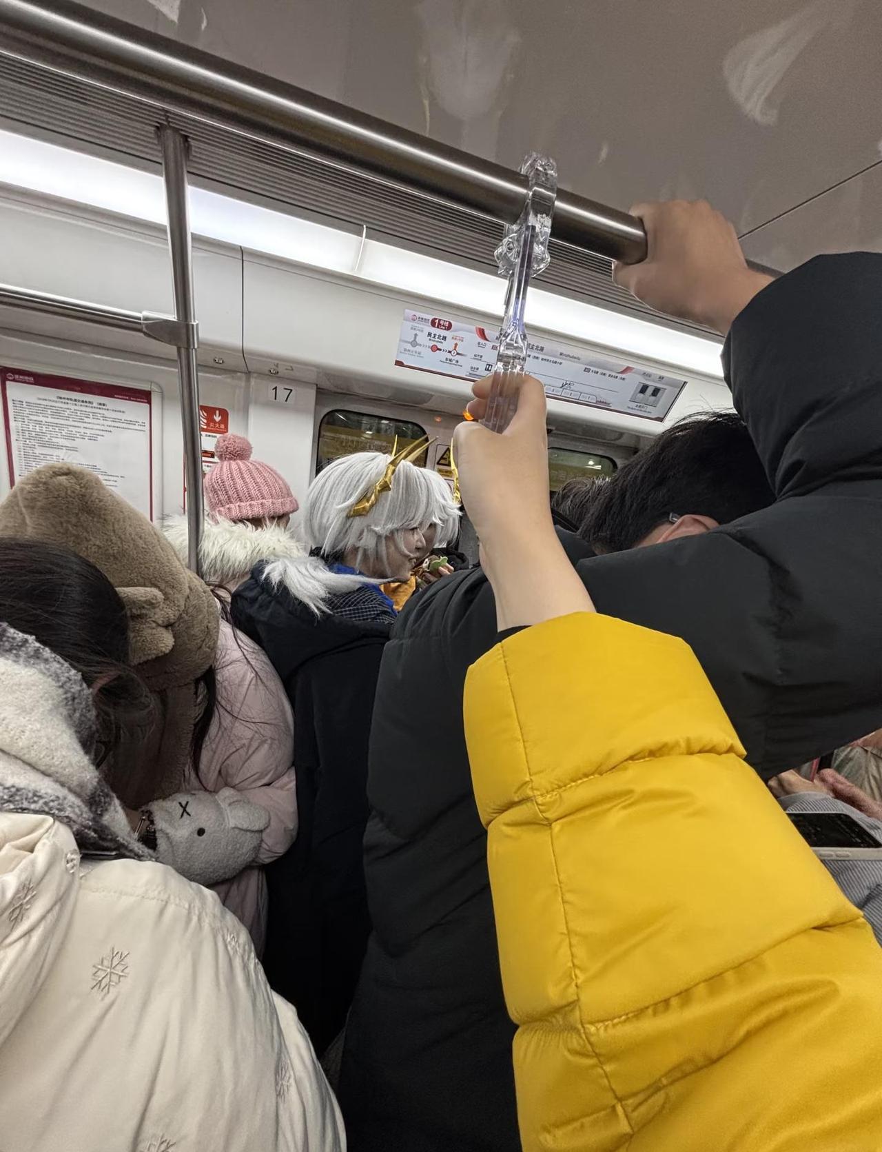 跨年夜的徐州地铁…
徐州 拥挤的地铁 跨年