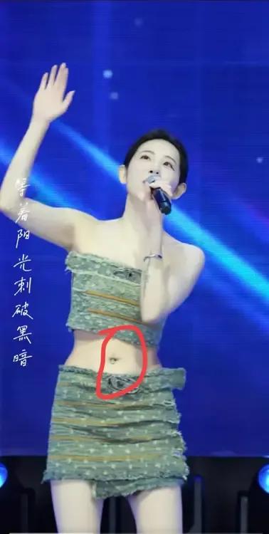 不懂就问，林美惠大主播肚脐上安装的是啥东西？如果是为了展现时尚的装饰品，个人觉得
