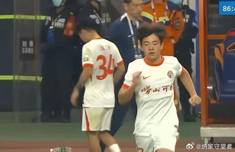 邝兆镭中超首秀2026年3月7日，中超首轮青岛海牛客场挑战云南玉昆。邝兆镭于第8