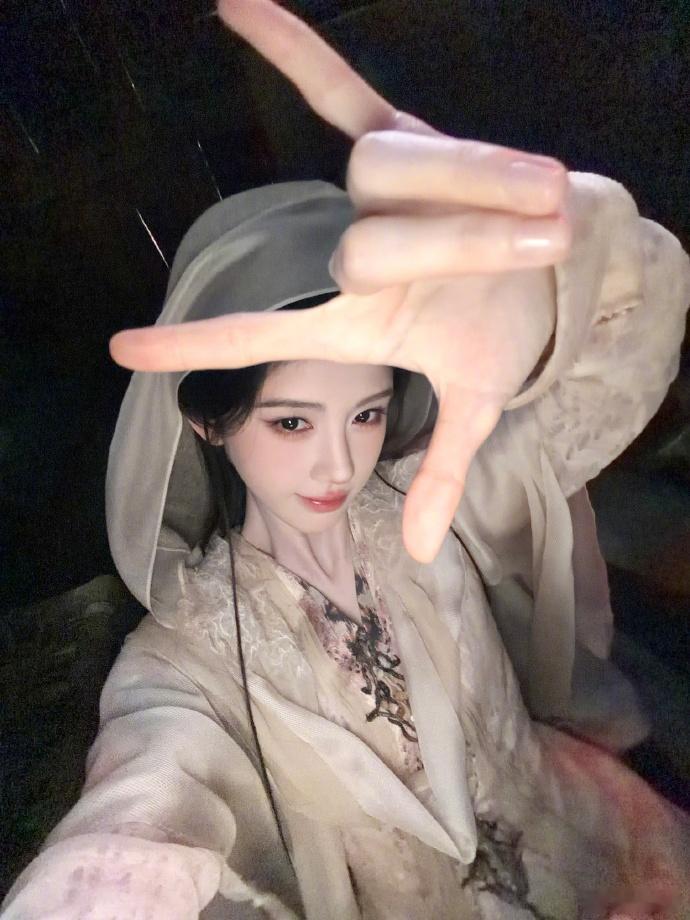 鞠婧祎中秋节自拍礼包 鞠婧祎中秋节自拍礼包来了！真的是每一张都拍的好好看呀，这个