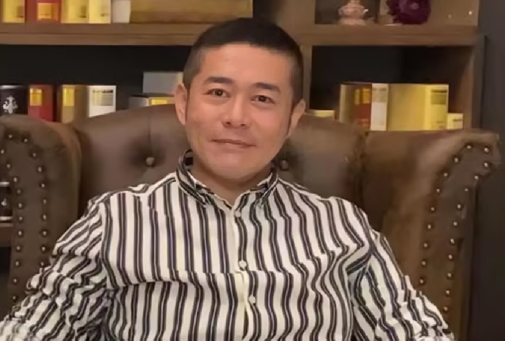 大美人关之琳弟弟生日，姐弟俩罕见同框，破产后宣布改名转运 