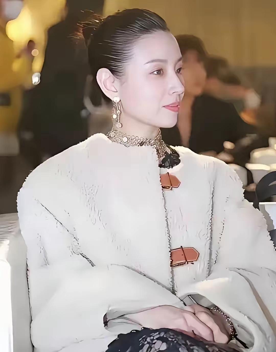 董洁的颜值在娱乐圈里真的能算得上是顶尖的了，人到中年就这样静静的坐在这儿，给人一
