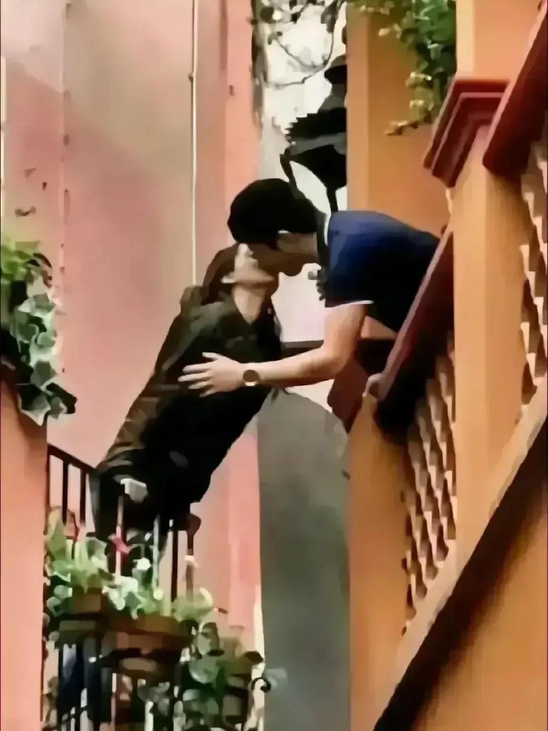 从身体倾斜角度来看，女人应该是比较真心的！男人嘛……