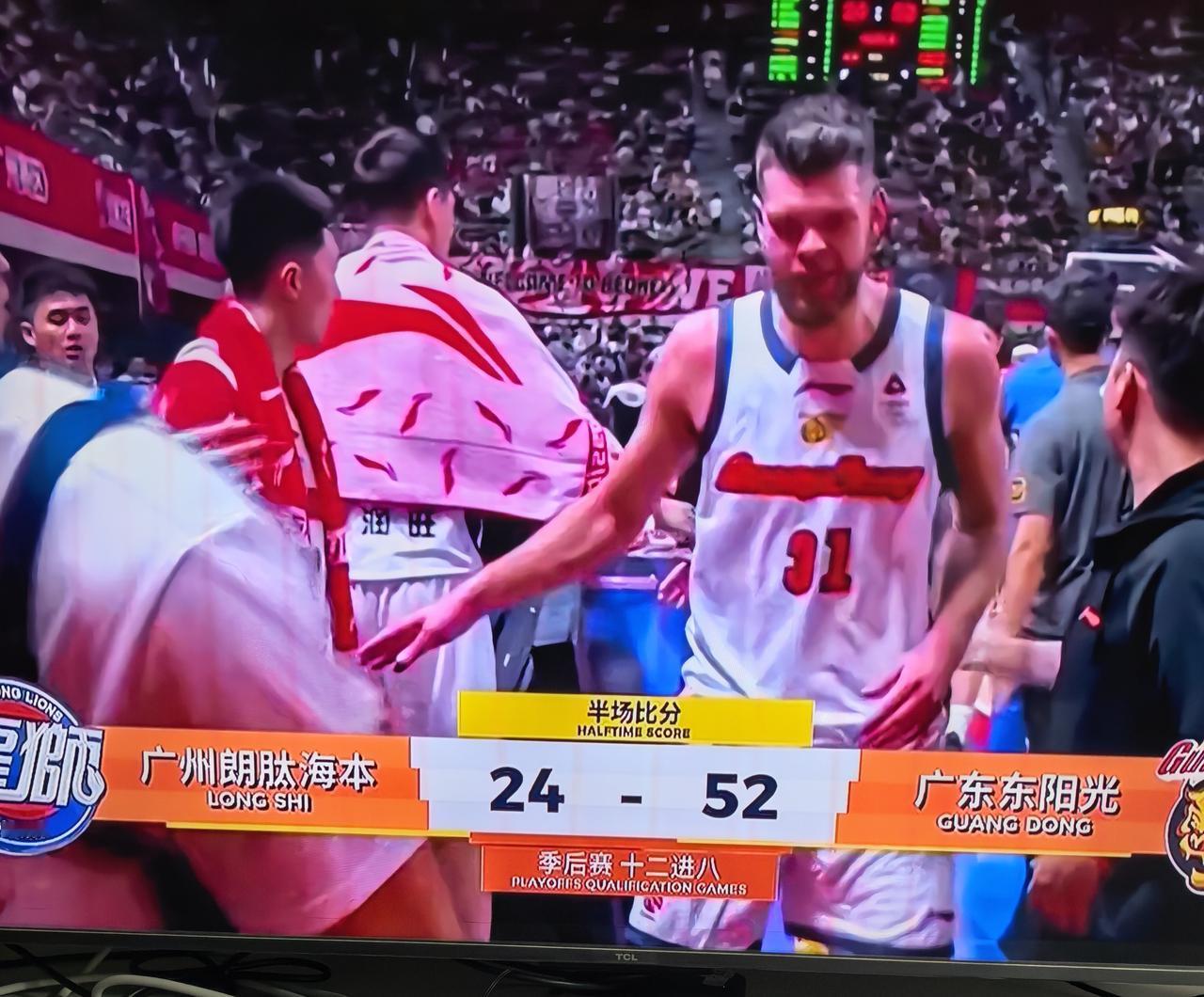 广东半场领先28分