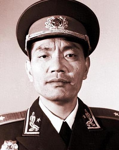 1959年，一位开国少将回乡探亲，却发现母亲瘦得皮包骨，哥哥还带着全家沿街讨饭，