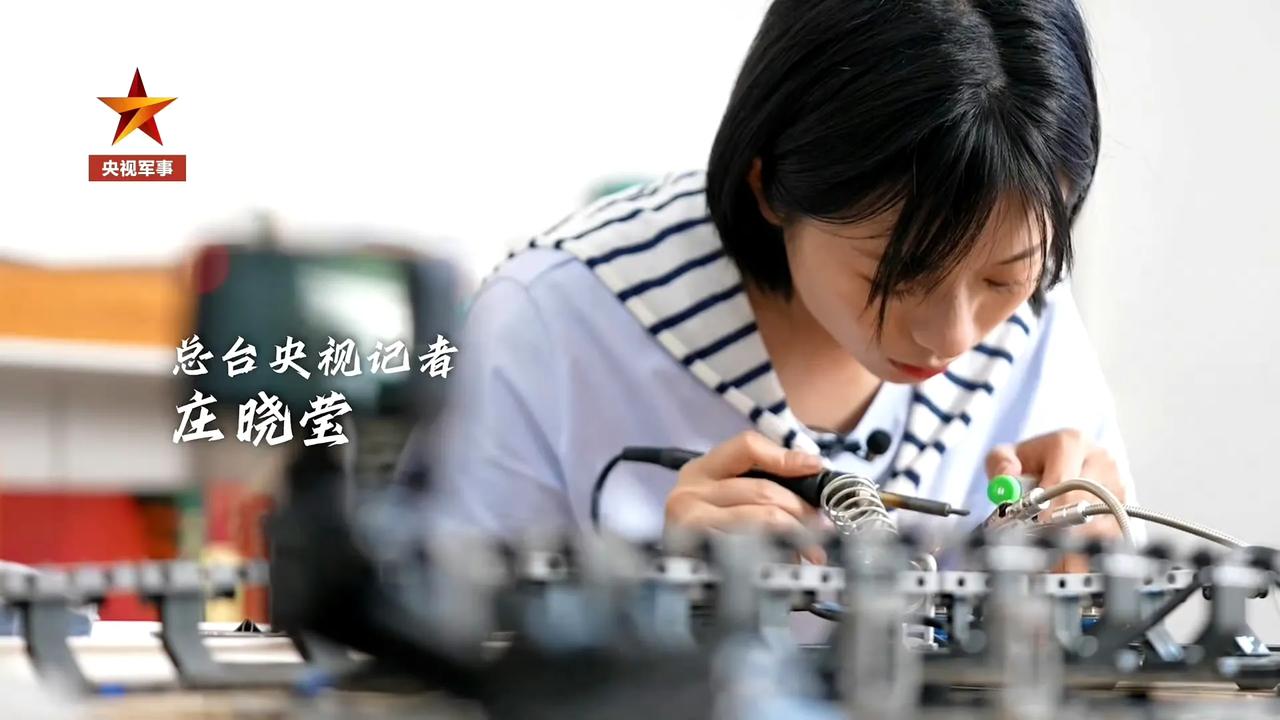 央视直接明示空警600要在电磁弹射器助力下起飞。

央视军事记者庄晓莹看来是心灵